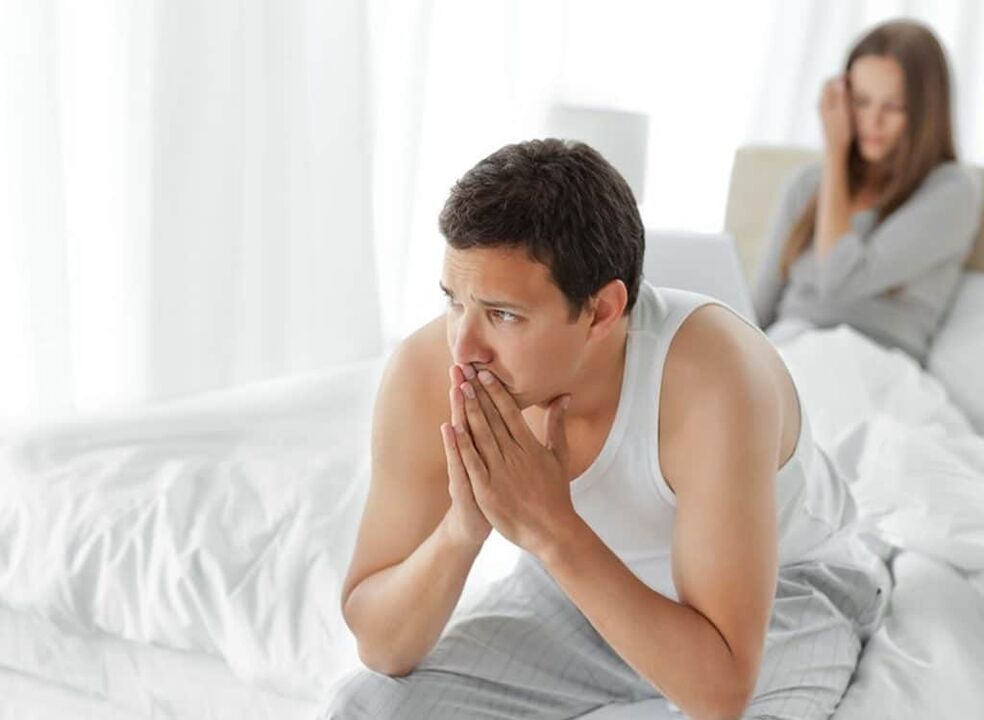 un homme avec une faible puissance à cause d'une prostatite